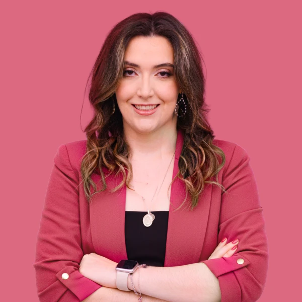 “Mulher segurando cesta de compras com legumes frescos em mercado.