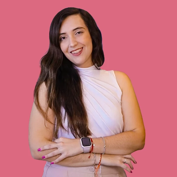 Profissional cumprimentando paciente em consultório moderno de saúde.